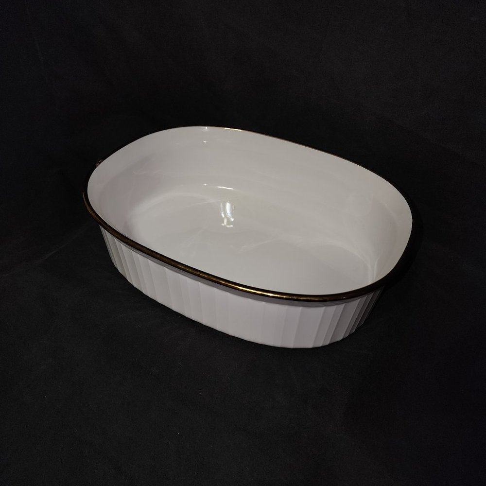 Classic Corningware 2.8 Liter Gold Trim Casserole Dish